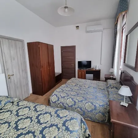 Casa Peron Hotel *