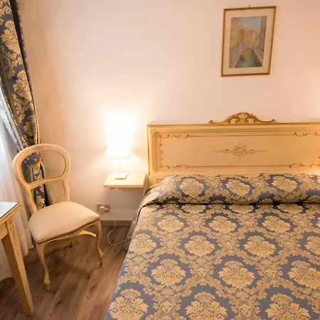 Casa Peron Hotel *