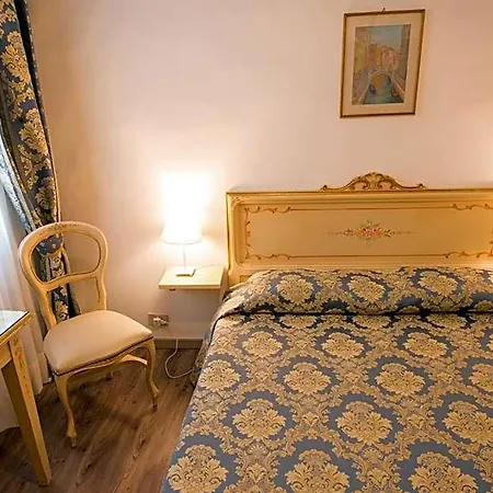 Casa Peron Hotel *