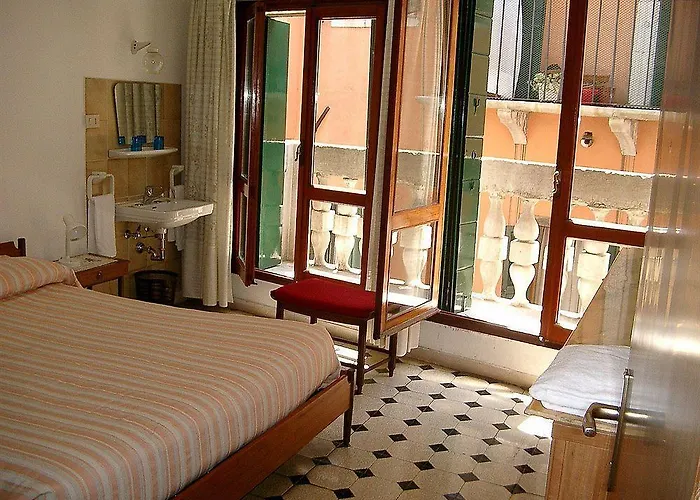 فندق ألبيرغو كازا بيرون *