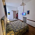 فندق ألبيرغو كازا بيرون *