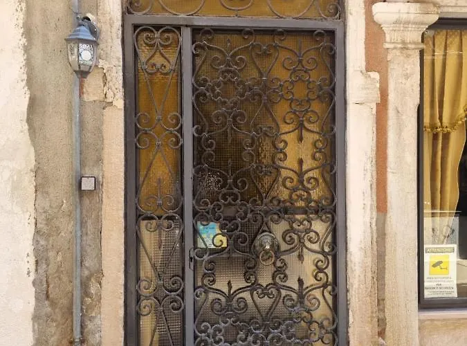 ألبيرغو كازا بيرون فندق